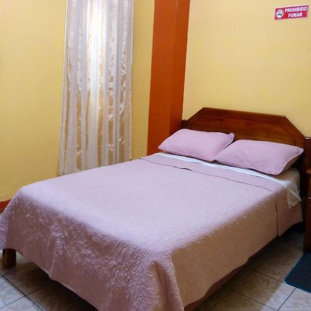 Hostal Leon Dormido Puerto Baquerizo Moreno Exterior photo